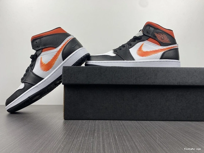 Jordan1 Zig WellDesigned Zag DN4929- 3700 Mid 1026